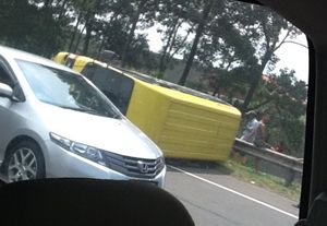Sebuah truk terguling...