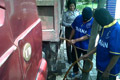 Karyawan pemecah batu...