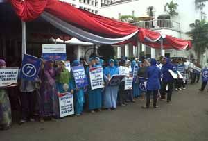 Demokrat datang, ibu-ibu...