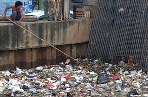 Awas, buang sampah di...
