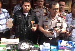 Dua anggota Brimob ditangkap...