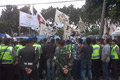 Aksi demo warnai sidang...
