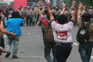 Bentrok warga, dua rumah...