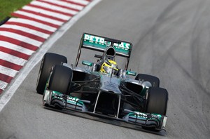 Mercedes pecundangi...
