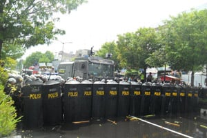Pendukung bupati blokir...