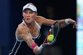 Stosur lewati hadangan...