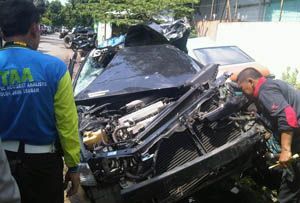 Toyota Camry vs truk...
