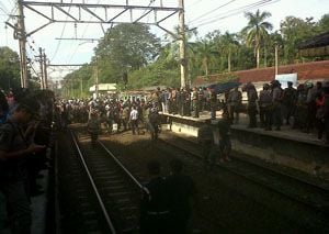 81 kios dibongkar, KRL...