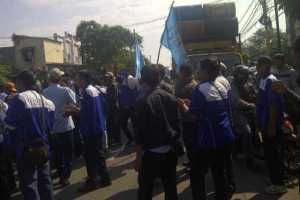 Ratusan karyawan PT....