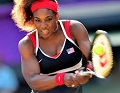 Serena Williams melenggang...