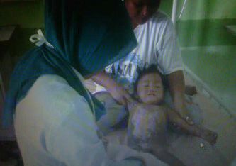 Ibu goreng ikan, balita...