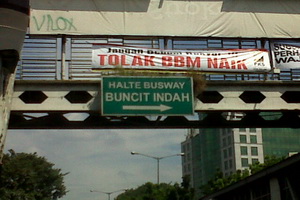 Spanduk PKS masih terpasang...