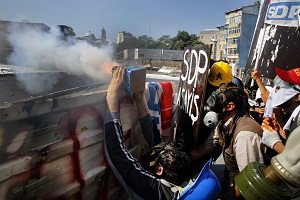 Demonstran lempar molotov,...