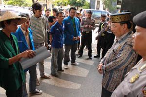 DPRD Tulungagung tolak...