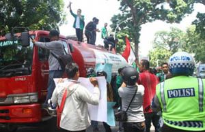 Mahasiswa sandera &...