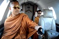 Naik jet pribadi, biksu...