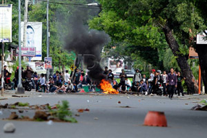 Bentrok Polisi dan mahasiswa...