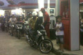 Warga ramai-ramai isi...