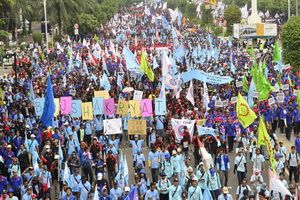 BBM naik, 10 juta buruh...