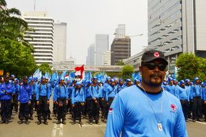 Buruh tutup akses jalan...