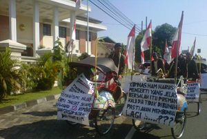 Aksi solidaritas tukang...
