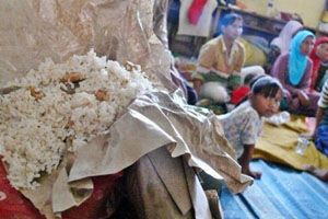 Makanan untuk pengungsi...