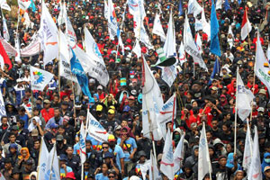 Ratusan pegawai PT KCJ...