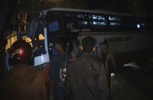 Adu balap, bus tabrak...