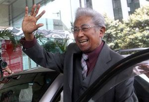 Adnan Buyung siap pasang...