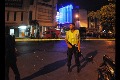 Lima jam ditutup, Jalan...