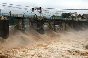 Jakarta mendung, Bendung...
