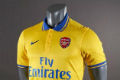 Jersey tandang Arsenal...