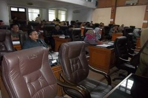 18 anggota DPRD Kabupaten...