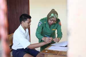 Bantu siswa tuna netra,...