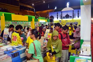 Warga Makassar padati...
