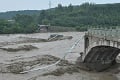 Badai hancurkan jembatan,...