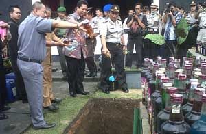 Ribuan botol miras di...