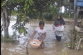 Puluhan pengungsi banjir...