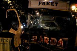 Truk ekspedisi tabrak...