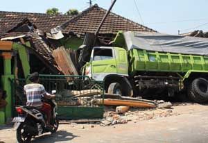 Truk seruduk rumah Kanit...