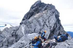 Pesona Gunung Carstenz...