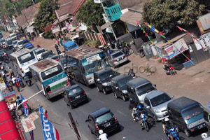 Lebaran kerja, petugas...