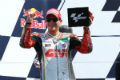 Stefan Bradl bertahan...