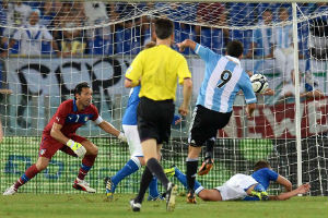 Argentina bungkam Italia...
