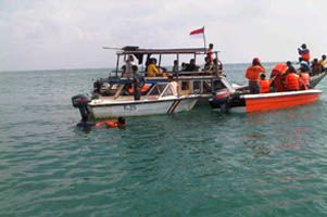Bangkai perahu lomban...