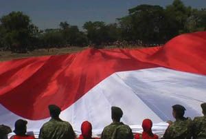 Bendera raksasa hiasi...