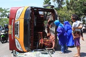 Salip kiri, bus kuning...