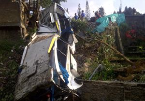 Evakuasi bus Giri Indah,...