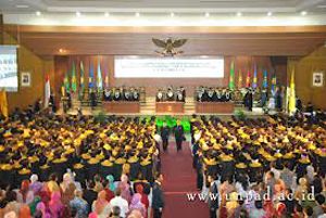 Tanggalkan almamater,...