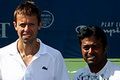 Nestor/Paes angkat trofi...